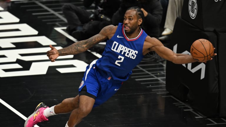Kawhi Leonard descartado por espasmos en la espalda; abandona la arena